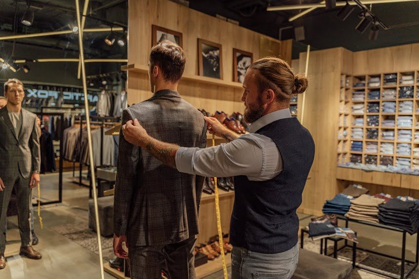 Il Fascino Infinito della Sartoria di Lusso per Uomo: scopri l'arte della sartoria su misura e l'eleganza senza tempo su www.modadilusso.com.