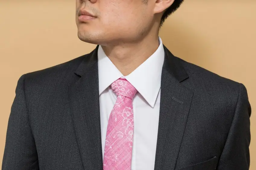 Come scegliere la camicia bianca da uomo perfetta nel 2024: guida ai brand di lusso sostenibile e consigli per uno stile impeccabile su Modadilusso.com.